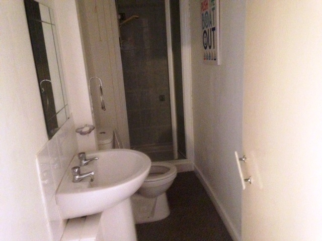 Image of 2 Bedroom Flat to rent at Greenock Inverclyde Inverclyde, PA16 8NF