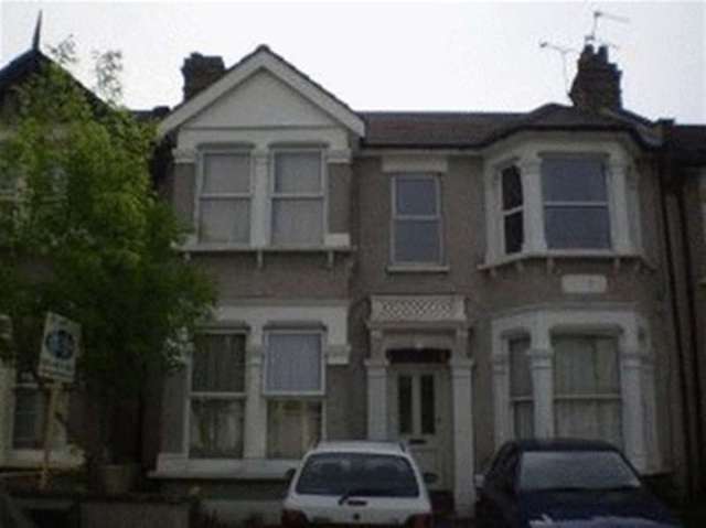  Image of 1 Bedroom Flat to rent at Kensington Gardens  Ilford, IG1 3EJ