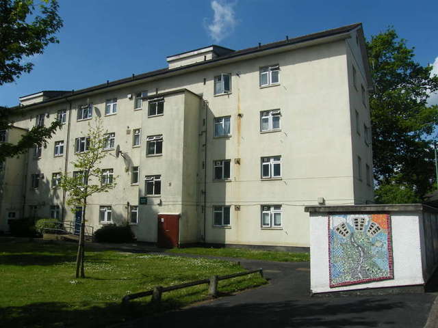  Image of 3 Bedroom Flat to rent at Kingston Upon Thames Surrey, KT2 7RW