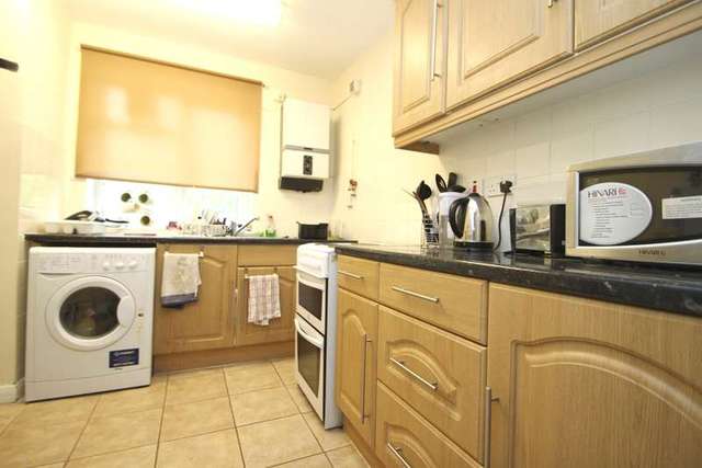  Image of 3 Bedroom Flat to rent at Kingston Upon Thames Surrey, KT2 7RW