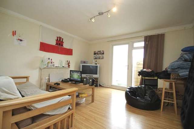  Image of 3 Bedroom Flat to rent at Kingston Upon Thames Surrey, KT2 7RW