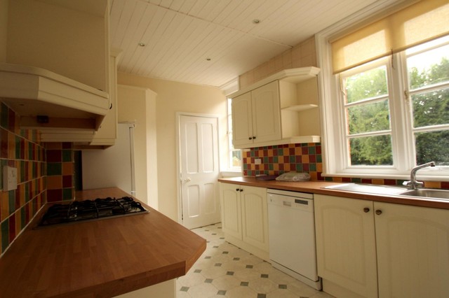  Image of 2 Bedroom Flat to rent at Old Reigate Road  Betchworth, RH3 7DE