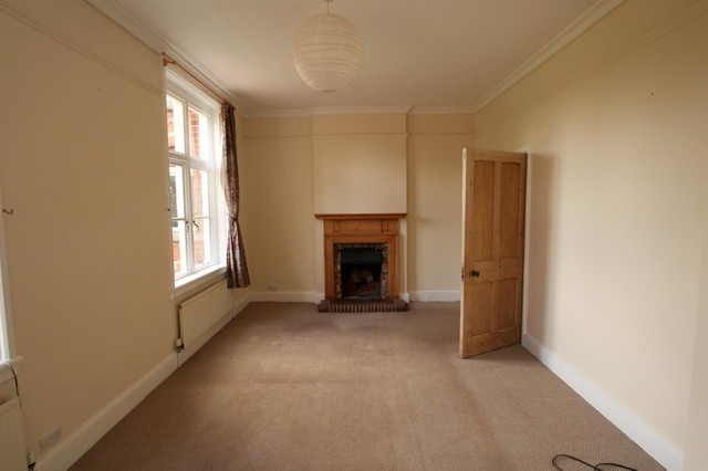  Image of 2 Bedroom Flat to rent at Old Reigate Road  Betchworth, RH3 7DE