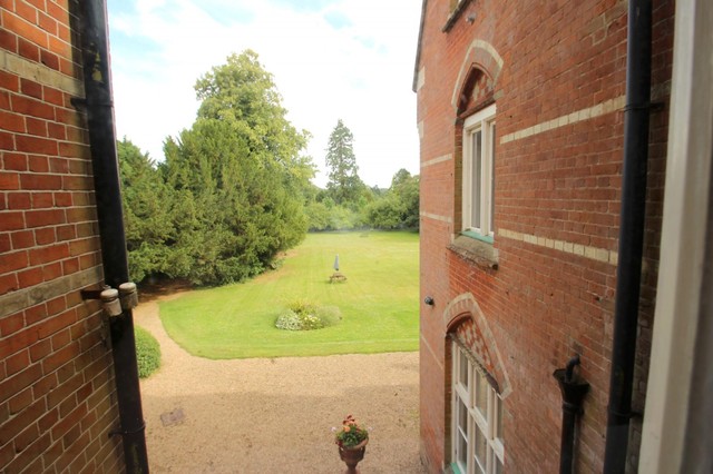  Image of 2 Bedroom Flat to rent at Old Reigate Road  Betchworth, RH3 7DE