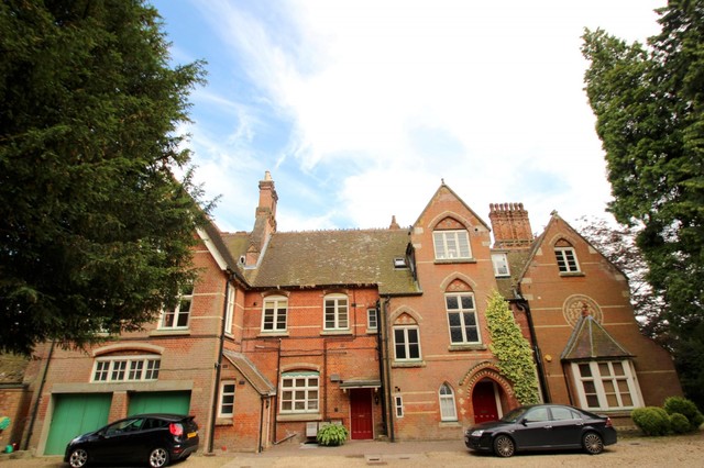  Image of 2 Bedroom Flat to rent at Old Reigate Road  Betchworth, RH3 7DE