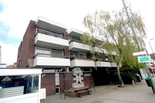  Image of 1 Bedroom Flat to rent at Mottingham  Eltham, SE9 4QZ