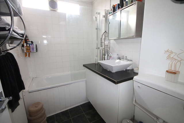  Image of 1 Bedroom Flat to rent at Mottingham  Eltham, SE9 4QZ