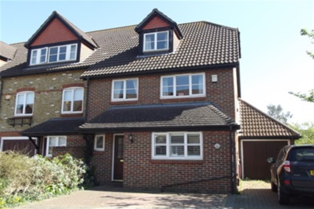  Image of 4 Bedroom Property to rent at Cobham, KT11 1AE