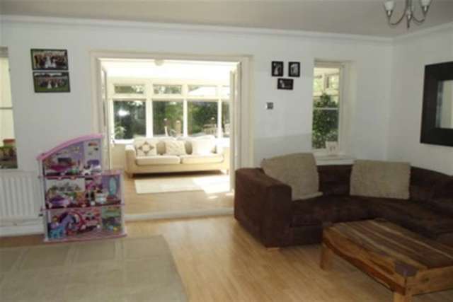  Image of 4 Bedroom Property to rent at Cobham, KT11 1AE
