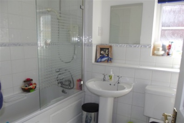 Image of 4 Bedroom Property to rent at Cobham, KT11 1AE
