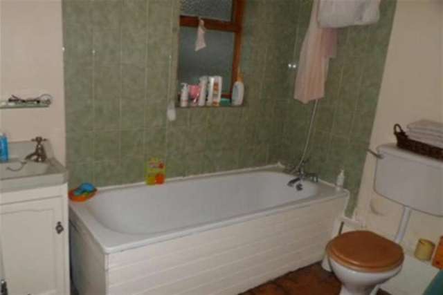 Image of 3 Bedroom Detached to rent at London, SE18 6SA
