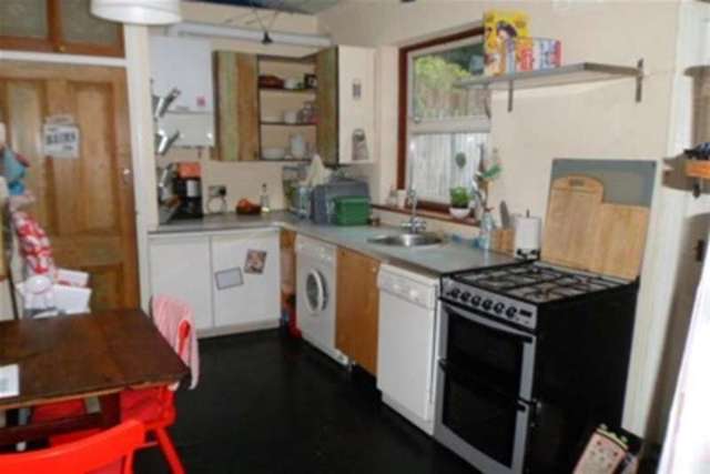  Image of 3 Bedroom Detached to rent at London, SE18 6SA