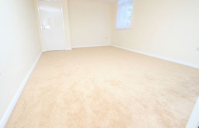  Image of 2 Bedroom Flat to rent at Bath Road  Bournemouth, BH1 2NL