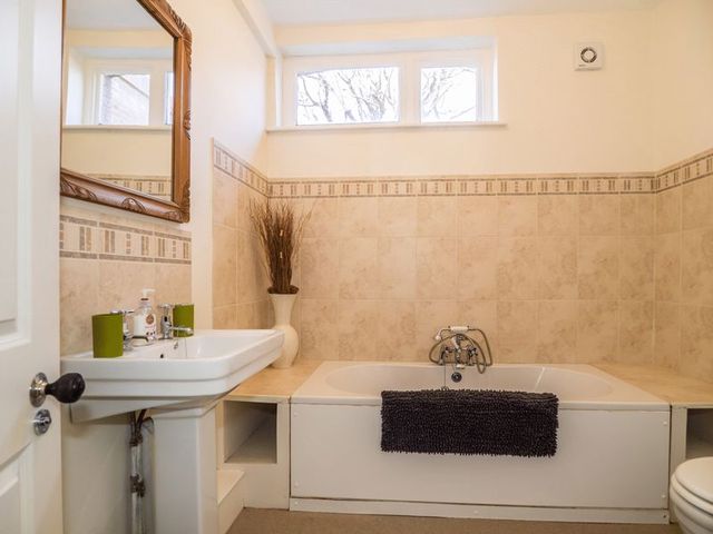  Image of 2 Bedroom Flat for sale at Cliff Avenue Array Cromer, NR27 0AN