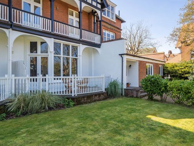  Image of 2 Bedroom Flat for sale at Cliff Avenue Array Cromer, NR27 0AN