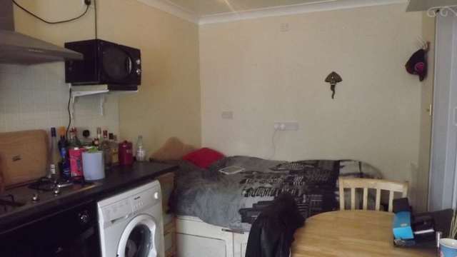  Image of Studio to rent at Eastbourne Road Hanworth Feltham, TW13 5EY