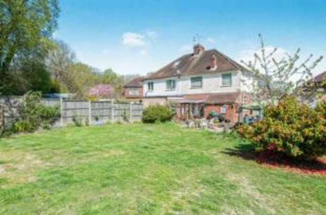  Image of 3 Bedroom Detached for sale at Farnham Surrey Heath End, GU9 9EY