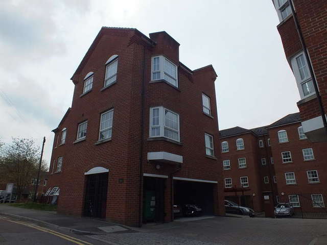  Image of 2 Bedroom Flat to rent at Katesgrove Lane Reading Berkshire, RG1 2NH