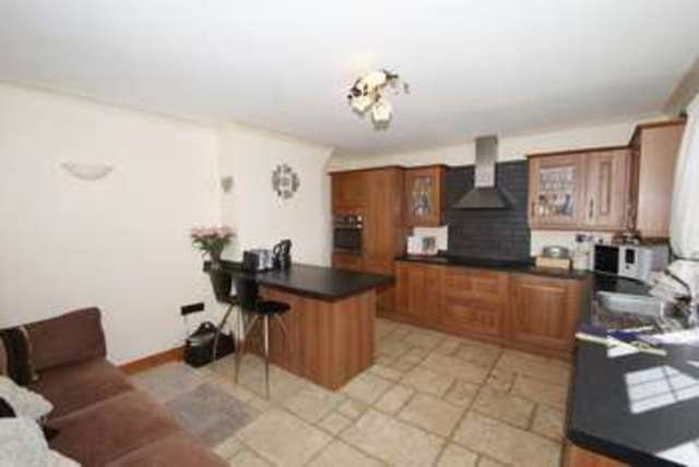  Image of 4 Bedroom Semi-Detached to rent at Orchard Close  South Ockendon, RM15 6HS