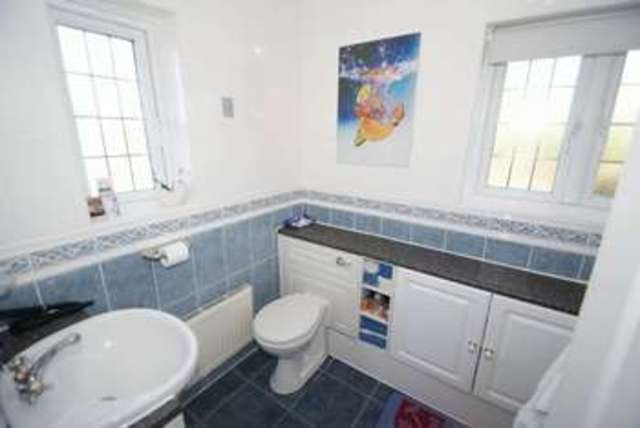  Image of 4 Bedroom Semi-Detached to rent at Orchard Close  South Ockendon, RM15 6HS