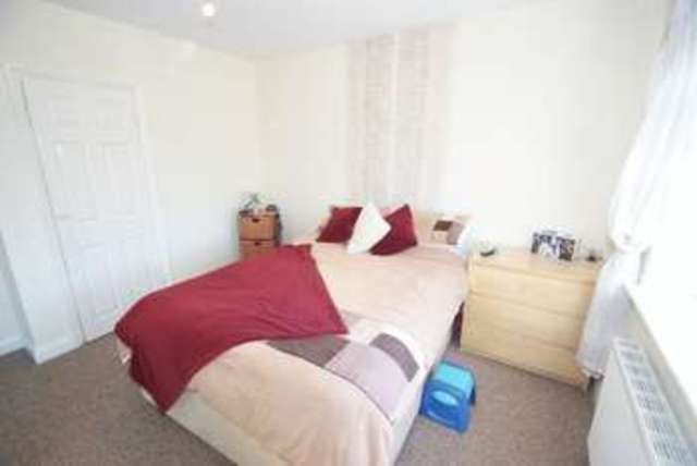  Image of 4 Bedroom Semi-Detached to rent at Orchard Close  South Ockendon, RM15 6HS