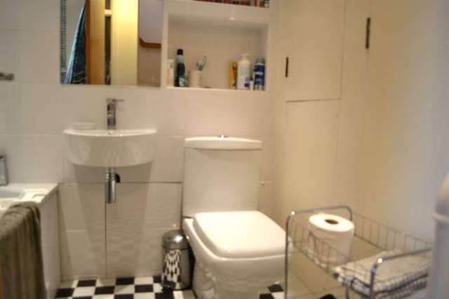  Image of 2 Bedroom Flat to rent at Aldgate East, E1 7EB