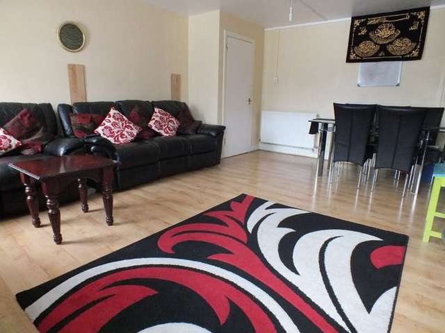  Image of 3 Bedroom Flat to rent at Reading Berkshire Whitley, RG30 3DT