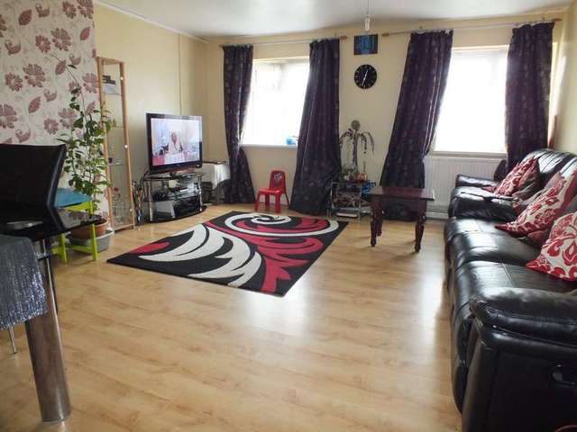  Image of 3 Bedroom Flat to rent at Reading Berkshire Whitley, RG30 3DT