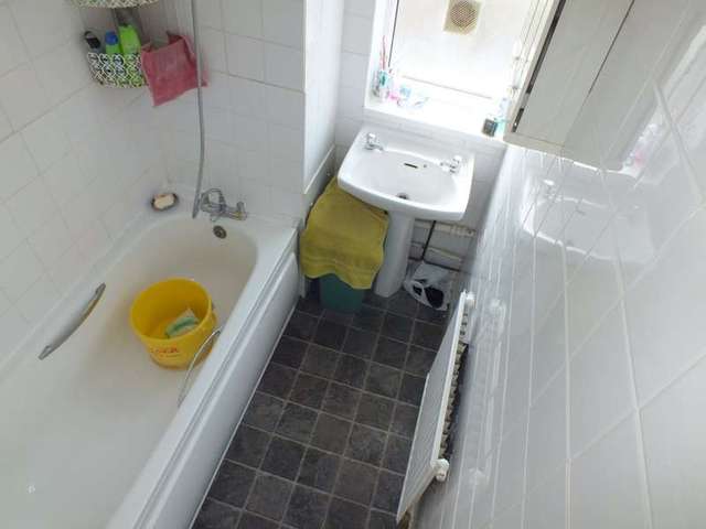  Image of 3 Bedroom Flat to rent at Reading Berkshire Whitley, RG30 3DT