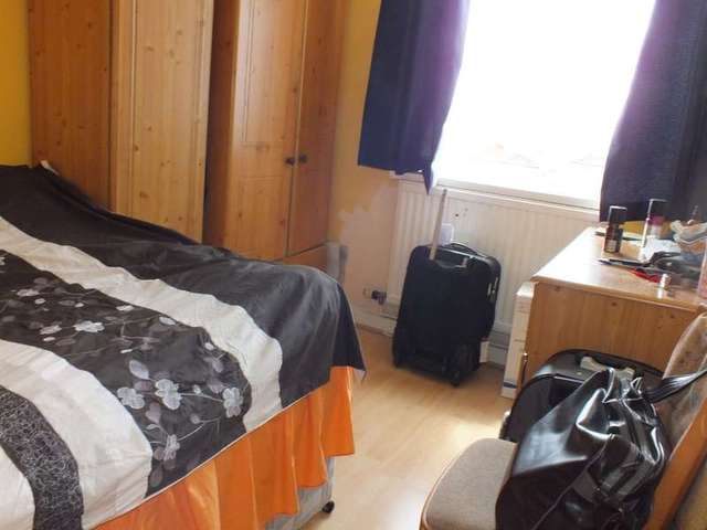  Image of 3 Bedroom Flat to rent at Reading Berkshire Whitley, RG30 3DT