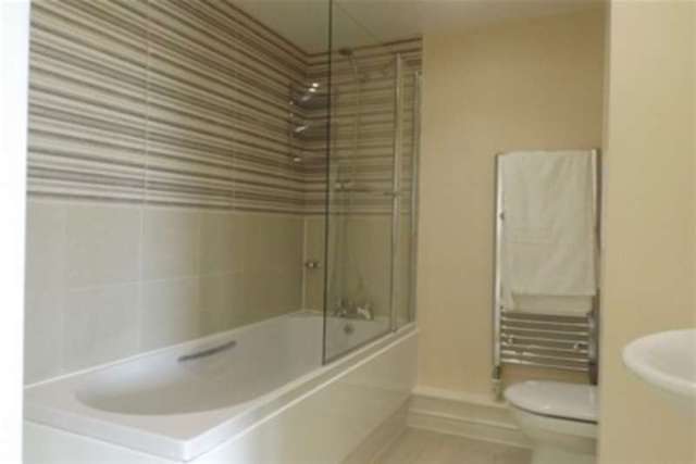  Image of 2 Bedroom Penthouse to rent at London, NW9 5WD