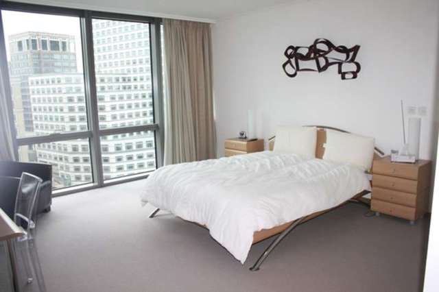  Image of 3 Bedroom Flat to rent at Canary Wharf  London, E14 4EF