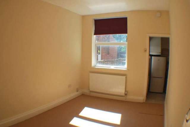  Image of 1 Bedroom Flat to rent at Bitterne Road West  Bitterne Southampton, SO18 1AP