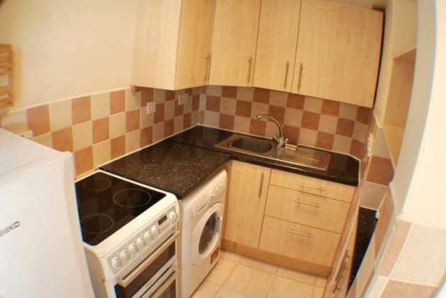 Image of 1 Bedroom Flat to rent at Bitterne Road West  Bitterne Southampton, SO18 1AP