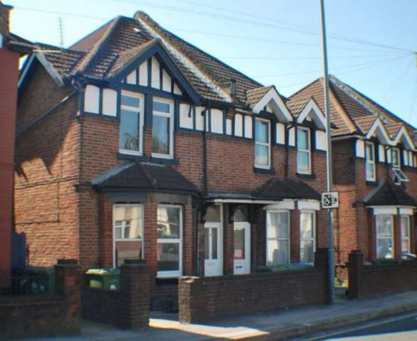  Image of 1 Bedroom Flat to rent at Bitterne Road West  Bitterne Southampton, SO18 1AP