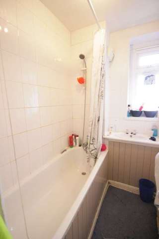  Image of 2 Bedroom Flat to rent at Churchill Gardens Road  London, SW1V 3DS