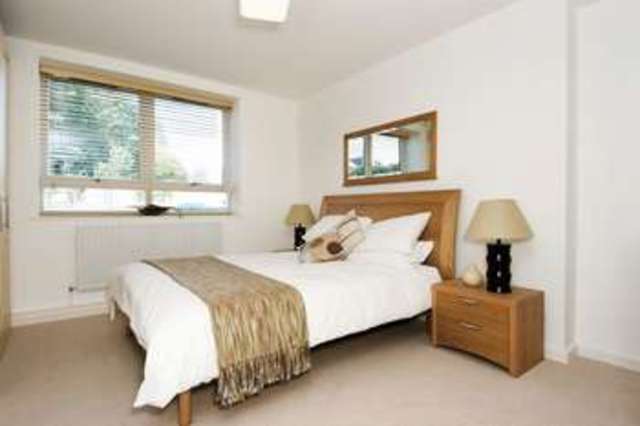  Image of 2 Bedroom Flat to rent at London, W4 3AZ