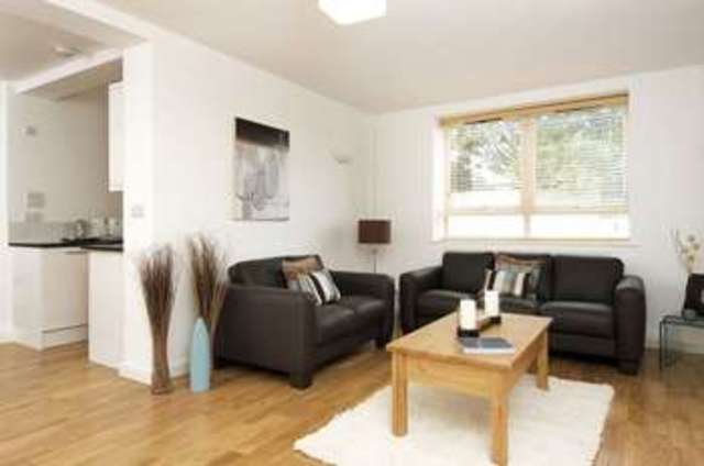  Image of 2 Bedroom Flat to rent at London, W4 3AZ