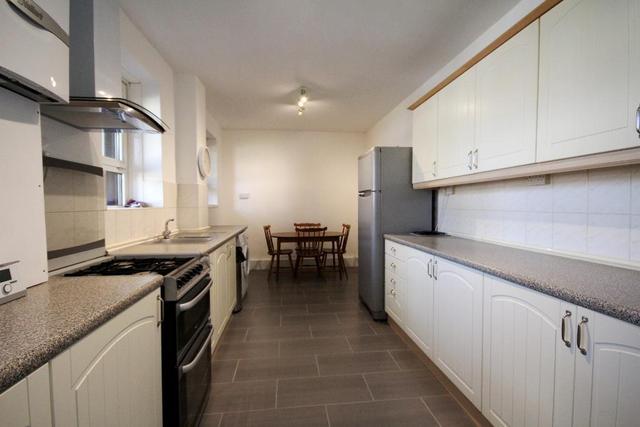  Image of 3 Bedroom Flat to rent at Holloway  London, N7 8HB