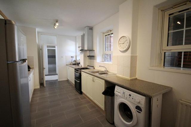  Image of 3 Bedroom Flat to rent at Holloway  London, N7 8HB