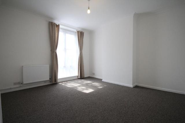  Image of 3 Bedroom Flat to rent at Holloway  London, N7 8HB