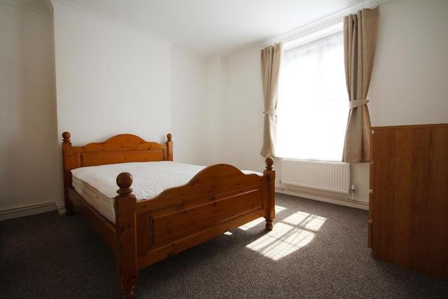 Image of 3 Bedroom Flat to rent at Holloway  London, N7 8HB