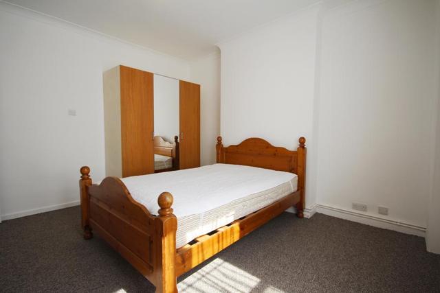  Image of 3 Bedroom Flat to rent at Holloway  London, N7 8HB