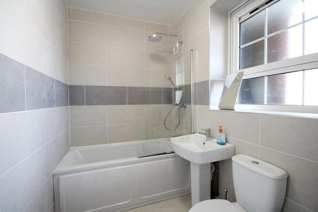  Image of 3 Bedroom Flat to rent at Holloway  London, N7 8HB