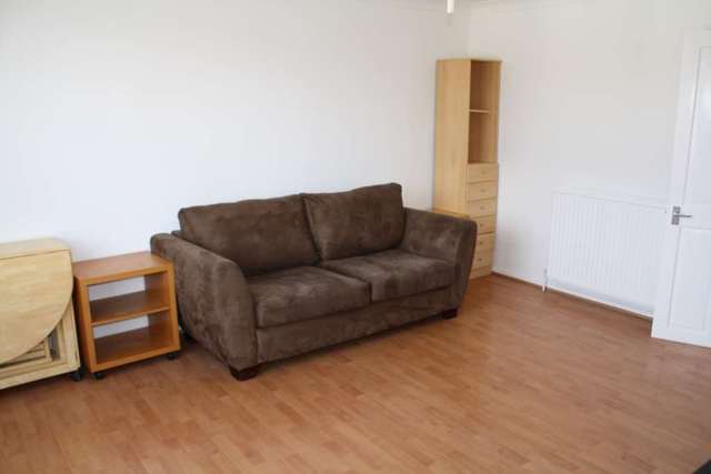  Image of 3 Bedroom Flat to rent at Graham Road Dalston London, E8 1BZ