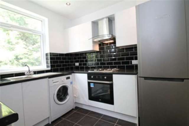  Image of 2 Bedroom Detached to rent at London, SE20 8AE