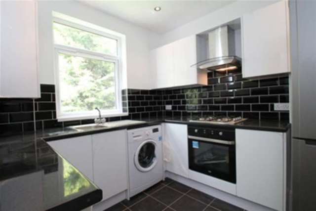  Image of 2 Bedroom Detached to rent at London, SE20 8AE