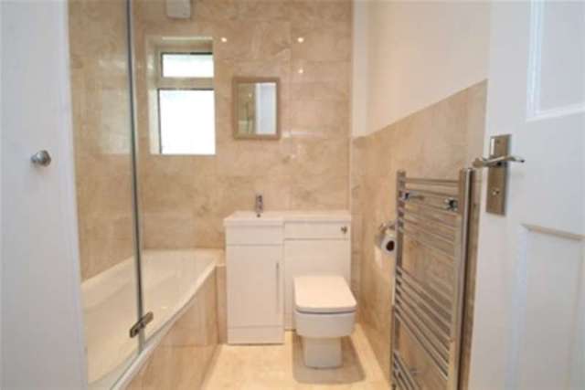  Image of 2 Bedroom Detached to rent at London, SE20 8AE