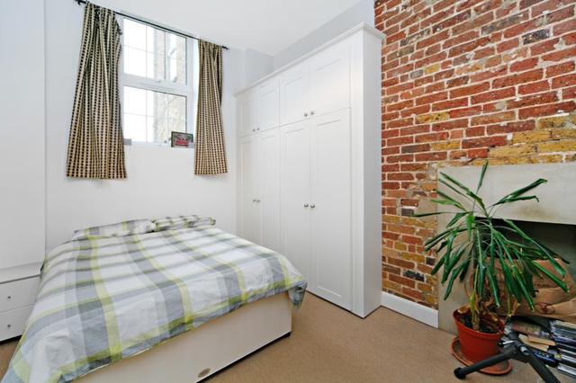  Image of 2 Bedroom Flat to rent at The Courtyard  Haydon Way, SW11 1YF