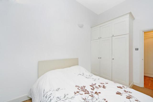  Image of 2 Bedroom Flat to rent at The Courtyard  Haydon Way, SW11 1YF